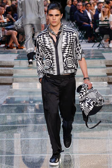 versace uomo 2018|Versace Spring 2018 Menswear Collection .